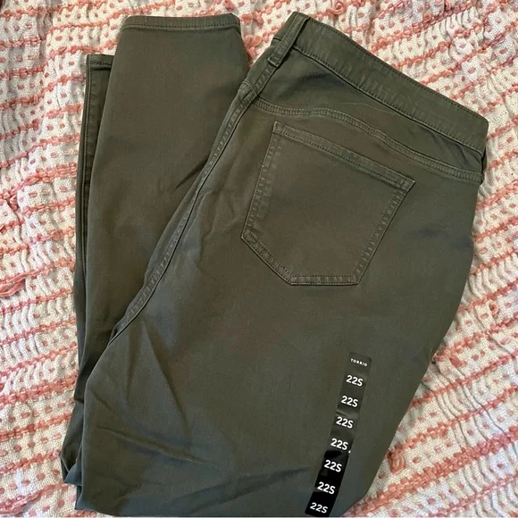 NWOT Torrid Sky High Skinny Jeans (short) - Picture 7 of 7